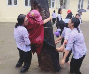 Mặc mưa ngập đến cả đầu gối, hàng chục học sinh vẫn vô tư chơi đùa dưới sân trường: Vui nhưng có an toàn?