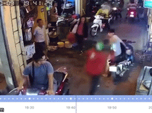 Clip: Tài xế mặc áo xe ôm công nghệ hùng hổ lao vào đấm đá, quăng người dã man gây xôn xao MXH