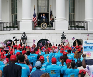 Ông Trump gỡ khẩu trang, lần đầu tiên xuất hiện trước công chúng sau khi ra viện