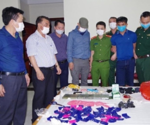Đột kích nhà nghỉ, bắt 8X tàng trữ lô ma túy 'khủng'
