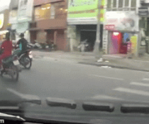 VIDEO: 2 nam sinh phóng xe lạng lách, đâm thẳng vào cô gái đứng bên đường