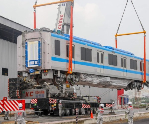 Lắp đặt toa metro lên đường ray tại depot