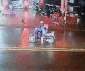 Video: Pha 'bỏ của chạy lấy người' nhanh như chớp tránh tai nạn kinh hoàng của nam thanh niên khiến dân mạng trầm trồ