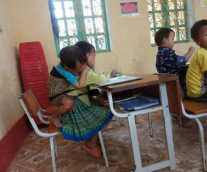 Xót xa hoàn cảnh bé gái 7 tuổi ở Yên Bái có bố đi tù, mẹ nghiện ngập, ngày ngày cõng em trai 20 tháng tuổi lên lớp học để có cơm ăn