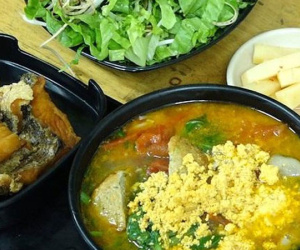 Video Hà Nội: Quán bún cá chấm 'bay vèo' 50kg cá, 300 - 400 bát mỗi ngày