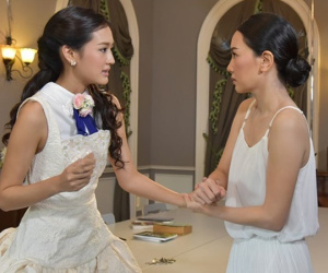 Chị chồng xấu tính định lấy cặp lộc bình nhưng tôi không đồng ý, thấy vậy bố chồng liền mắng tôi keo kiệt, nhỏ mọn