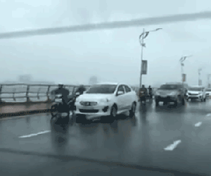 Đoàn xe ô tô cố ý đi chậm để che chắn an toàn cho người đi xe máy: Khoảnh khắc ấm áp tình người giữa trời mưa bão ở cầu Rồng - Đà Nẵng