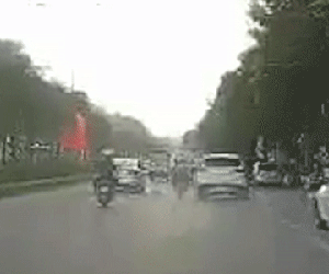 Hà Nội: Ô tô tông liên hoàn rồi bỏ chạy khiến 1 người chết, hàng loạt phương tiện hư hỏng nặng
