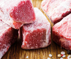 Không cần đến lò vi sóng, chỉ cần thêm 2 nguyên liệu này, trong 5 phút thịt đông như cục gạch sẽ mềm nấu ngay được