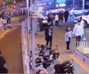 Khoảnh khắc kinh hoàng: Nữ tài xế không bằng lái 'bay thẳng' vào toà nhà ven đường, hiện trường tan nát khiến nhiều người hoảng loạn