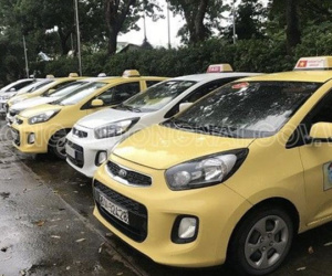 Bị khách từ chối vì hét giá 'cắt cổ', 7 tài xế 'xe dù' cầm dao đuổi đánh tài xế taxi trước cổng Bệnh viện Nhi