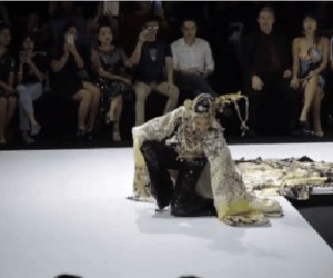 Thí sinh HHVN catwalk loạng choạng đã là gì, dàn sao V-biz cũng có khối lần 'vồ ếch' gây thót tim