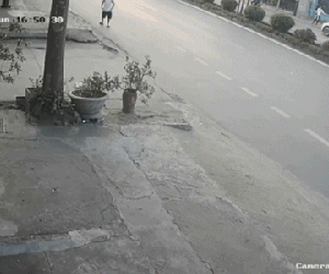 Video: 10x chưa có bằng lái điều khiển Mazda 'điên' húc văng người đàn ông, tăng ga đâm loạt xe trên phố