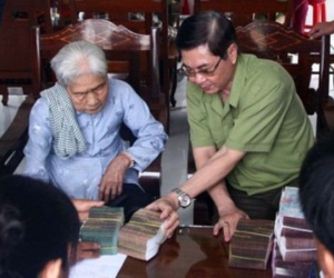 Trao tiền bồi thường cho 6 người bị oan trong một gia đình