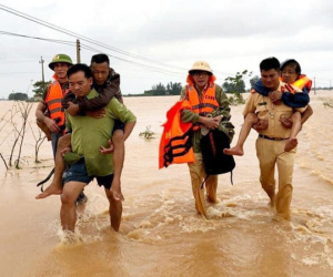 Công an cứu dân trong lũ dữ ở miền Trung
