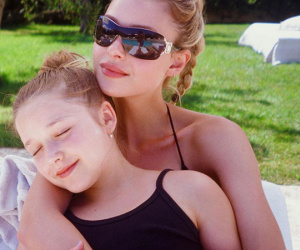 Harper Beckham nằm gọn trong vòng tay của chị dâu tương lai, vóc dáng phổng phao như thiếu nữ của 'rich kid' 9 tuổi gây bão MXH