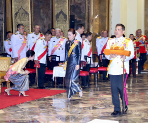 Khoảnh khắc Hoàng quý phi Thái Lan cúi chào hành lễ trước Hoàng hậu Suthida và thái độ của cả hai thu hút sự chú ý