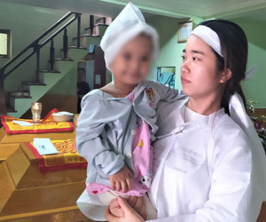 Đôi vợ chồng tử vong vì nước lũ, con gái 2 tuổi ngơ ngác trong đám tang: 'Thôn nghèo hôm nay nhiều người khóc quá...'