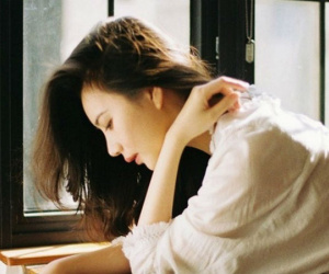 Gió mùa về, tôi tặng mẹ chồng cũ chiếc áo ấm, để rồi phải bật khóc khi vô tình bước vào phòng ngủ của chồng cũ