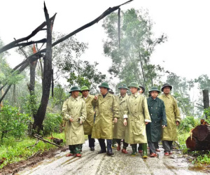 40 công nhân, chuyên gia thủy điện Rào Trăng 3 di chuyển bằng đường rừng đến Rào Trăng 4
