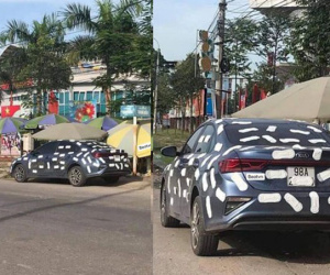 Đỗ xe ngang ngược, cánh tài xế 'tái mặt' khi xế yêu bị người đi đường phủ đầy miếng dán thần thánh này