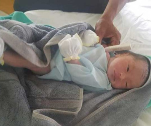 Công an viên nhận nuôi bé sơ sinh bị bỏ rơi trong túi nilon vứt ven đường
