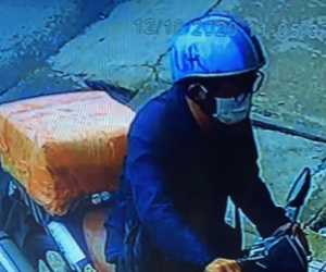 Khách 'sộp' vào tiệm vàng hỏi mua rồi cầm vàng bỏ chạy
