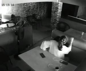 Mở quán thuê người làm, chủ cửa hàng tá hỏa khi nửa buổi check camera thấy nam nhân viên đóng cửa, dẫn bạn gái về 'tòm tem'