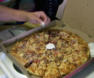 Mỹ bắt người bỏ lưỡi dao cạo vào bột làm pizza