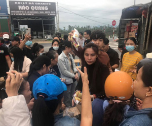 Thuỷ Tiên livestream phát nhu yếu phẩm cho người dân tại Huế, số tiền huy động được đã lên đến 10 tỷ