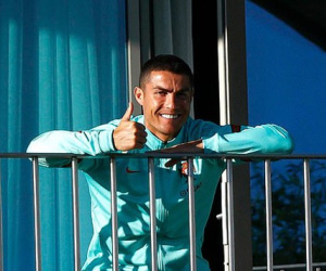 Ronaldo rời BĐN về Turin bằng máy bay cứu thương