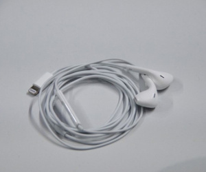 Apple giảm mạnh giá bán tai nghe EarPods và củ sạc iPhone, sau khi ngừng bán kèm trong hộp của iPhone 12