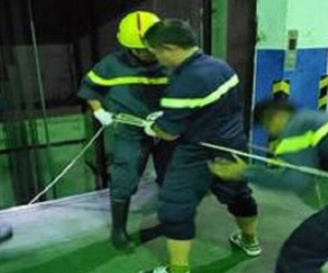 Cảnh sát đu dây cứu người phụ nữ rơi xuống hố kỹ thuật sâu 8m của thang máy