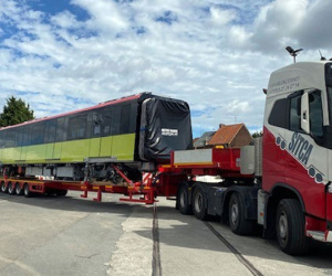 Xe siêu trường chở đoàn tàu Metro về Hà Nội