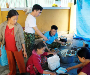 Chùm ảnh: Người dân tặng vịt, nấu ăn miễn phí cho đội cứu nạn ở Rào Trăng 3