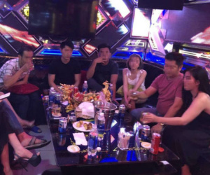 Đôi vợ chồng gửi con cho nhân viên quán karaoke để thác loạn 'tiệc ma tuý' cùng bạn ở Sài Gòn