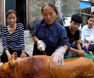 Trong lúc con trai bị xóa kênh, bà Tân Vlog bất ngờ trở lại, làm hẳn lợn quay siêu to khổng lồ để ăn mừng kênh đạt 4 triệu subs