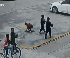 Clip: Ném pháo xuống nắp cống, cậu bé bị hất văng lên không trung