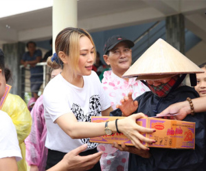Không rình rang kêu gọi quyên góp trên MXH, Mỹ Tâm lặng lẽ đến thẳng vùng lũ để gửi quà cứu trợ cho bà con khiến fan xúc động