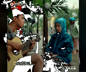 Ngồi đàn hát giữa mưa bão, cô gái Huế được dân mạng ráo riết 'săn lùng' danh tính