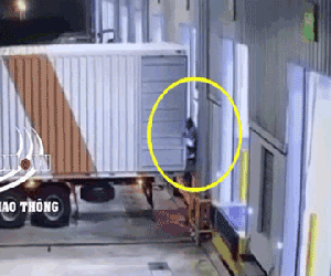 Video: Đứng ra hiệu cho xe container lùi, người đàn ông bị kẹp chặt vào tường tử vong