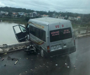 Tai nạn giao thông liên hoàn trên cầu Trà Khúc khiến xe khách suýt rơi xuống sông, 4 người bị thương