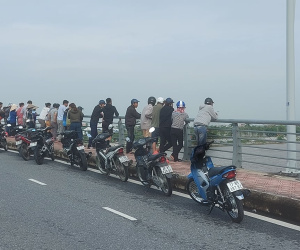 Thiếu nữ 17 tuổi bất ngờ trèo qua lan can cầu nhảy xuống sông, người dân ứng cứu bất thành