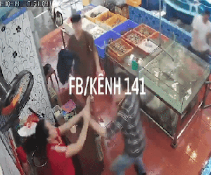 Clip: Phẫn nộ cảnh người đàn ông lao vào húc đầu, túm tóc nữ chủ quán hải sản vì không cho 'mua chịu'