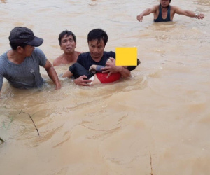 Đang ngủ trưa cùng cha, bé trai 3 tuổi thức dậy ra trước nhà thì rơi xuống dòng nước lụt chết đuối