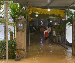 Nước lũ dâng lên tràn vào nhà khi gia đình đang chuẩn bị tang lễ cho Chủ tịch huyện hy sinh tại Rào Trăng