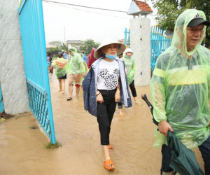 Đội mưa đến phát quà cho bà con vùng lũ, Mỹ Tâm gây xúc động với hình ảnh để đầu trần đẩy xe giúp cụ ông tàn tật