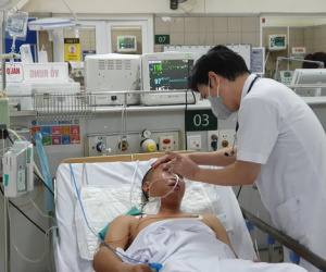 Đi đám giỗ uống rượu mua trên mạng, 3 thanh niên bị ngộ độc methanol
