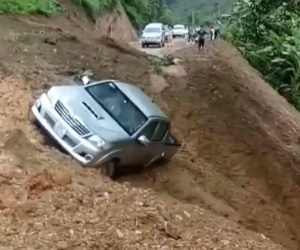 Video: Sạt lở đất ở Sơn La làm trôi xe bán tải, vài người vẫn liều lĩnh lại gần quay clip