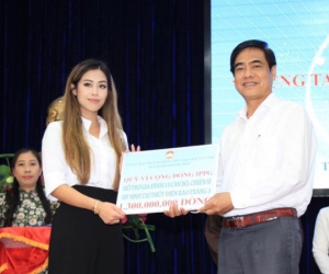 Tiên Nguyễn đại diện nhà tỷ phú Johnathan Hạnh Nguyễn trao 2 tỷ hỗ trợ miền Trung, 1,3 tỷ cho gia đình 13 cán bộ gặp nạn ở Rào Trăng 3
